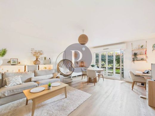 Apartment / Etagenwohnung in Le Plessis-Robinson, Hauts-de-Seine
