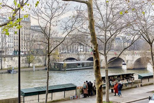 Apartment in Chatelet les Halles, Louvre-Tuileries, Palais Royal, Paris