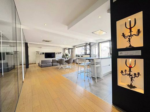 Apartment / Etagenwohnung in Annecy, Haute-Savoie