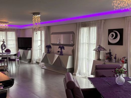 Apartment / Etagenwohnung in Fontainebleau, Seine-et-Marne