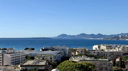 Apartment / Etagenwohnung in Antibes, Alpes-Maritimes