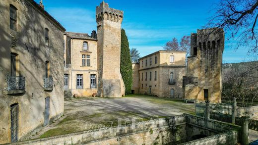 Zamek w Vers-Pont-du-Gard, Gard