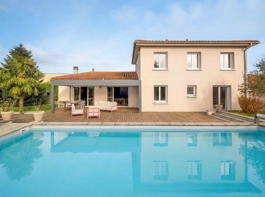 Villa in La Tour-de-Salvagny, Rhône
