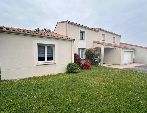 Casa di lusso a Saint-Jean-de-Boiseau, Loira Atlantica