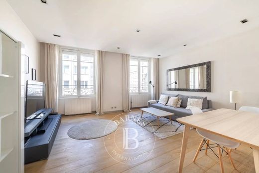 Apartment in Chatelet les Halles, Louvre-Tuileries, Palais Royal, Paris