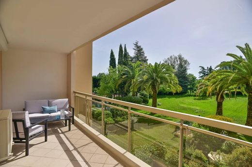 Mandelieu-la-Napoule, Alpes-Maritimesのアパートメント