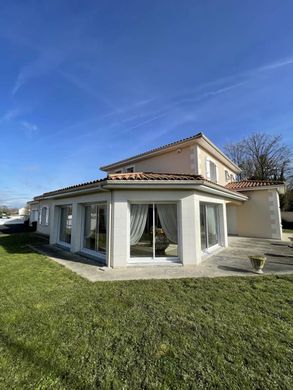 Luxus-Haus in Neuville-de-Poitou, Vienne