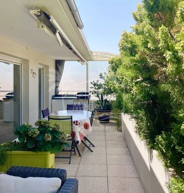 Apartment / Etagenwohnung in Antibes, Alpes-Maritimes