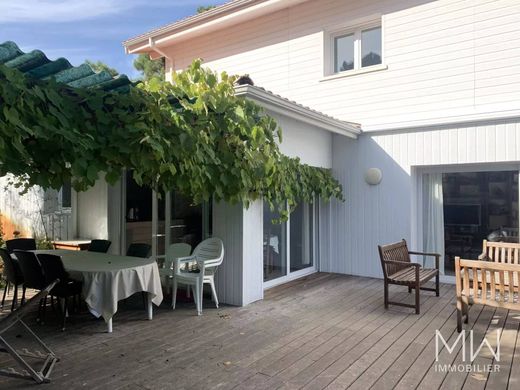 Villa in Lège-Cap-Ferret, Gironde