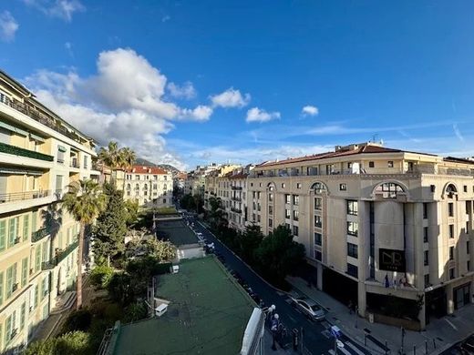 Apartment / Etagenwohnung in Nizza, Alpes-Maritimes