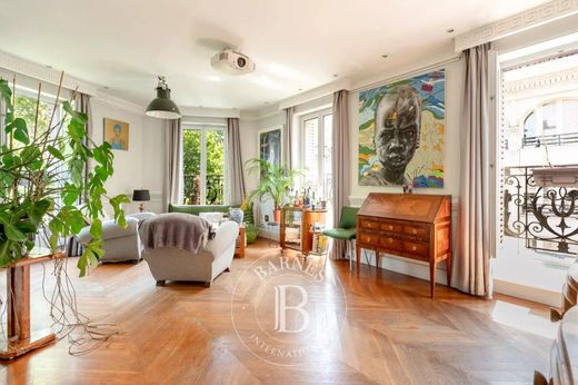 Apartment in Montmartre, Abbesses, Grandes-Carrières, Paris