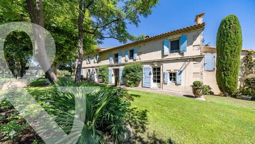 Raphèle-lès-Arles, Bouches-du-Rhôneの高級住宅