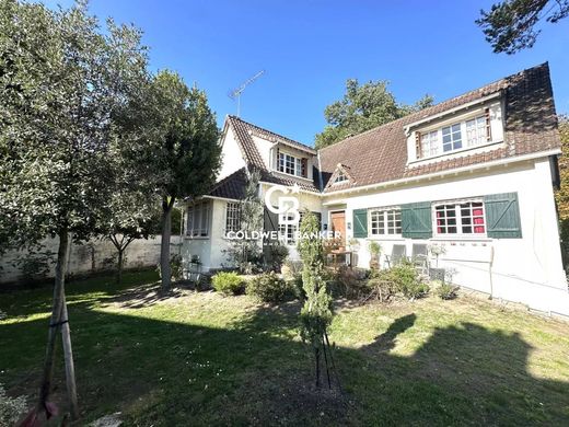 منزل ﻓﻲ Le Vésinet, Yvelines