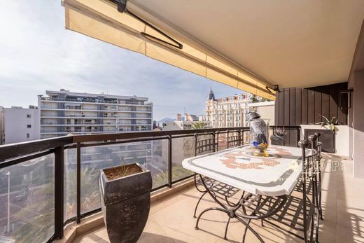 Apartment / Etagenwohnung in Cannes, Alpes-Maritimes