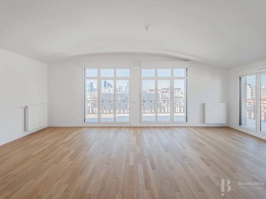 Apartment / Etagenwohnung in Courbevoie, Hauts-de-Seine