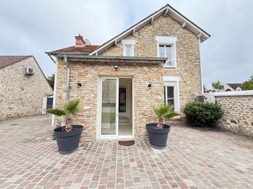 Casa di lusso a Boissise-la-Bertrand, Seine-et-Marne