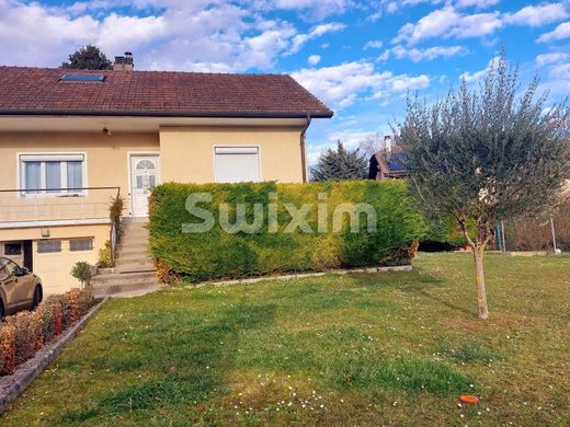 Luxe woning in Prévessin-Moëns, Ain