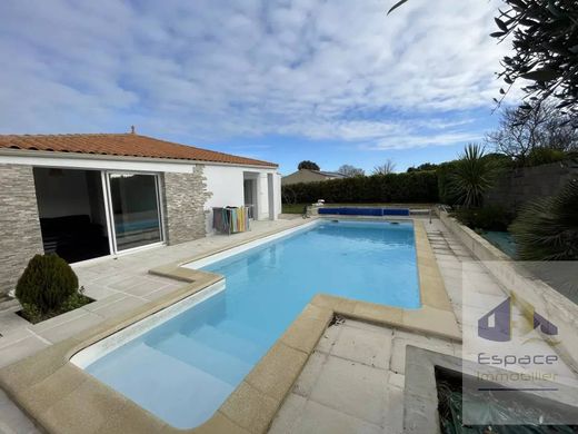 Maison de luxe à Croix-Chapeau, Charente-Maritime