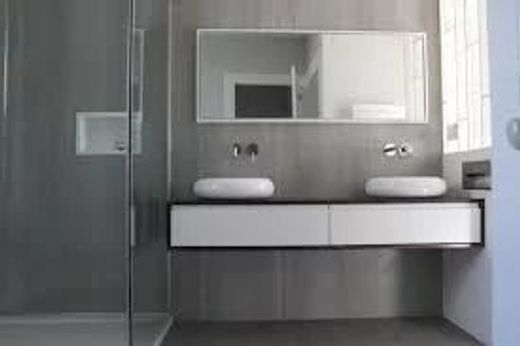 Apartment / Etagenwohnung in Suresnes, Hauts-de-Seine