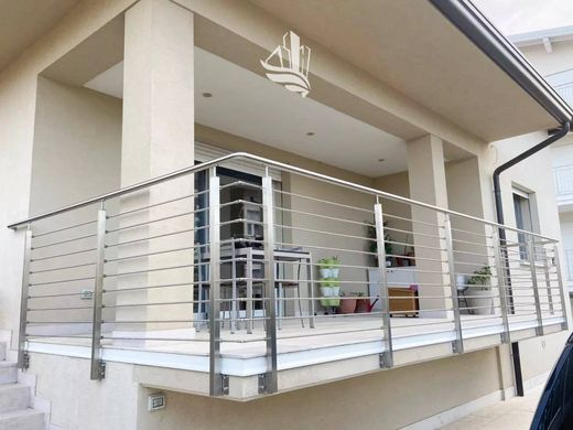 别墅  Desenzano del Garda, 布雷西亚省