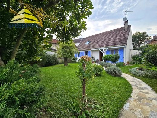 Luxus-Haus in Mandres-les-Roses, Val-de-Marne