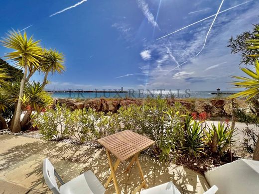 Apartment / Etagenwohnung in Antibes, Alpes-Maritimes