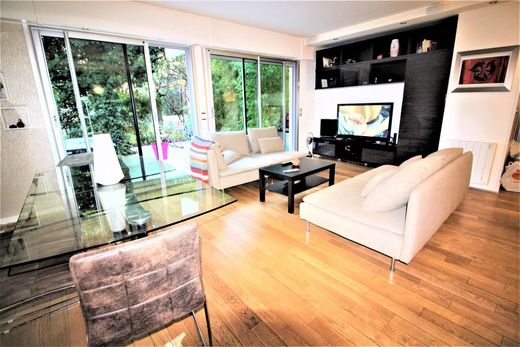 Apartament w Buttes-Chaumont, Villette, Bas Belleville, Paris