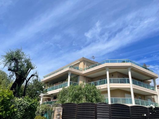 Apartment / Etagenwohnung in Saint-Laurent-du-Var, Alpes-Maritimes