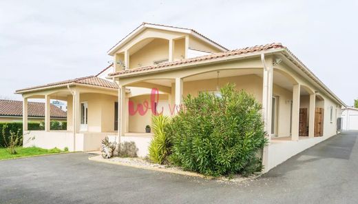 Villa in Sainte-Eulalie, Gironde