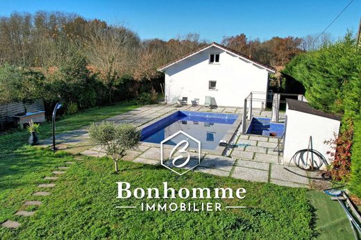 Luxe woning in Saint-Selve, Gironde