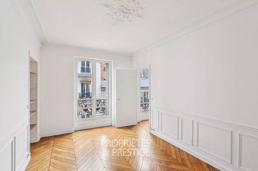 Daire Canal Saint Martin, Château d’Eau, Porte Saint-Denis, Paris