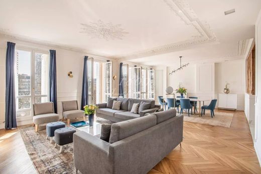 Apartment in Chatelet les Halles, Louvre-Tuileries, Palais Royal, Paris
