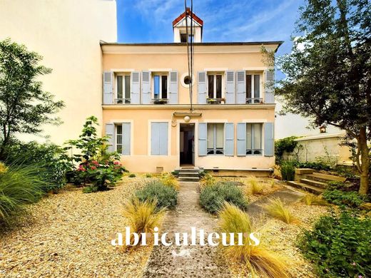 Duplex in Suresnes, Hauts-de-Seine