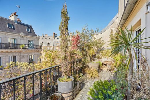 Apartment in Chatelet les Halles, Louvre-Tuileries, Palais Royal, Paris
