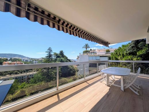 Apartment / Etagenwohnung in Nizza, Alpes-Maritimes