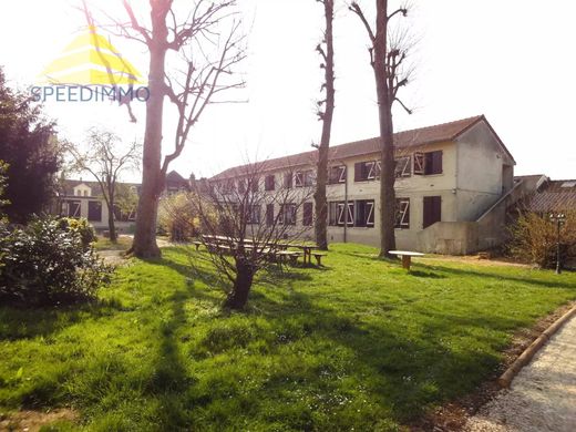 Wohnkomplexe in Mandres-les-Roses, Val-de-Marne