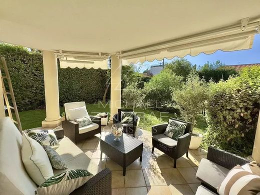 Apartment / Etagenwohnung in Antibes, Alpes-Maritimes