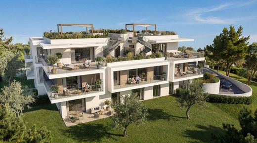 Apartment / Etagenwohnung in Antibes, Alpes-Maritimes