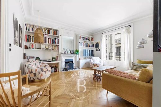 Квартира, Montmartre, Abbesses, Grandes-Carrières, Paris