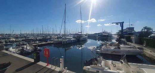 Apartment / Etagenwohnung in Vallauris, Alpes-Maritimes