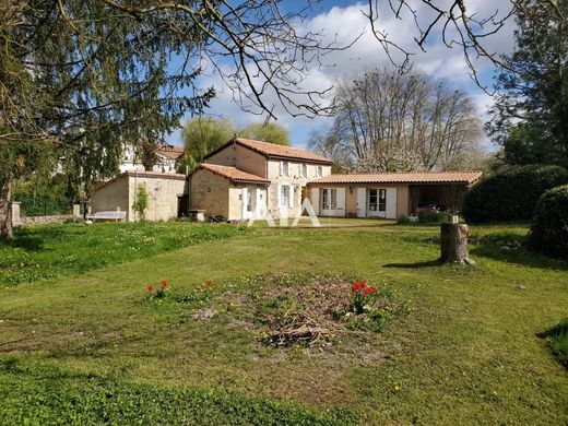 Luxus-Haus in Ruffec, Charente
