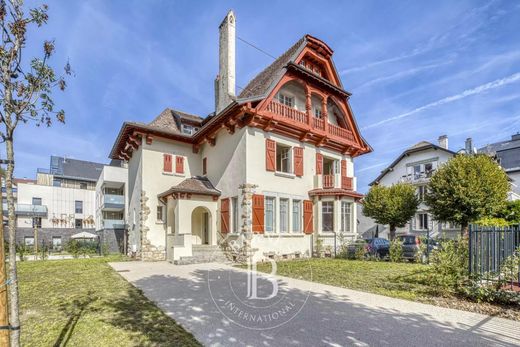 Luxury home in Divonne-les-Bains, Ain
