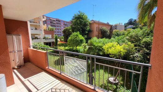 Apartment / Etagenwohnung in Menton, Alpes-Maritimes