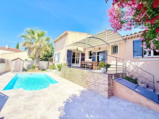 Apartment in Saint-Mitre-les-Remparts, Bouches-du-Rhône