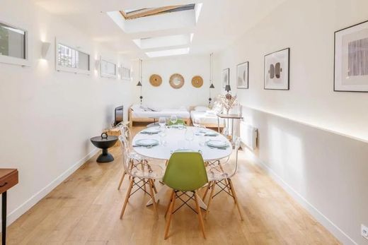 Appartement in Montmartre, Abbesses, Grandes-Carrières, Paris