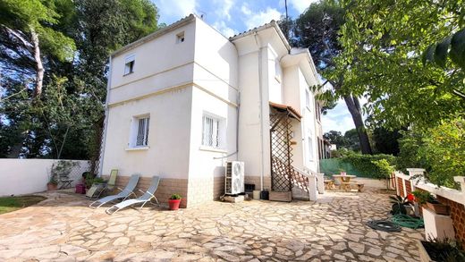 Châteauneuf-les-Martigues, Bouches-du-Rhôneの高級住宅