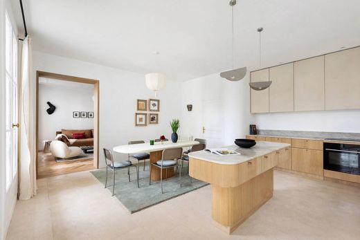 Apartment in Tour Eiffel, Invalides – Ecole Militaire, Saint-Thomas d’Aquin, Paris