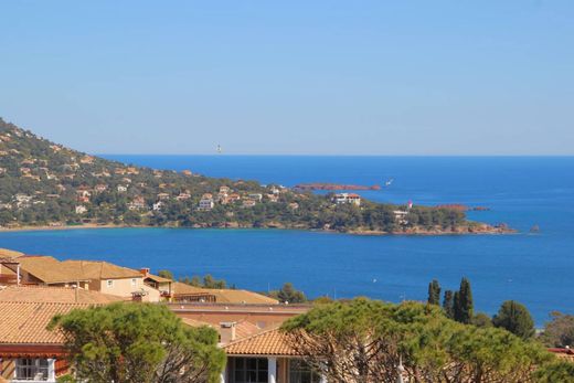 Apartment / Etagenwohnung in Agay, Var