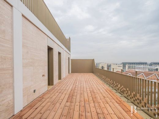 Apartment / Etagenwohnung in Courbevoie, Hauts-de-Seine