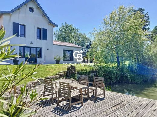 Casa di lusso a Marans, Charente-Maritime
